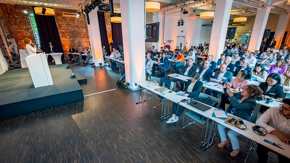 Trade visitors can look forward to more than 1,700 manufacturers from 42 countries and a diverse supporting program at EMO Hannover 2023. In the talk, the two managing directors of EMO organizer VDW, Dr. Wilfried Schäfer (r.) and Dr. Markus Heering, presented the highlights.